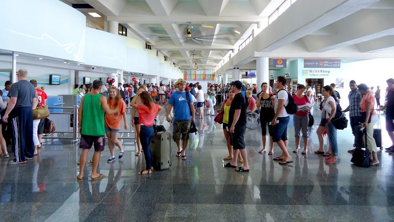 Компания доминиканских аэропортов "XXI век" (Aerodom), VINCI, парковка  терминала, аэропорт "Лас-Америкас", новые тарифы 