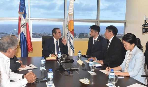 Министр туризма Доминиканы Франсиско Хавьер Гарсия с китайскими бизнесменами