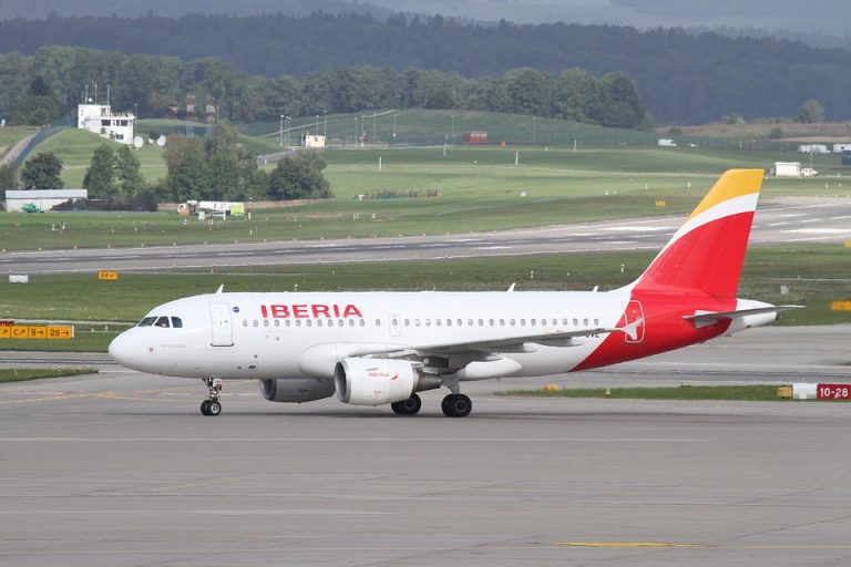 самолет компании Иберия в аэропорту
