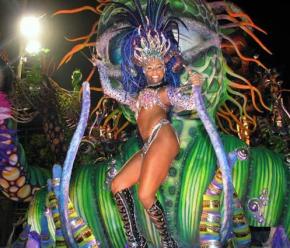 Традиционный и известный карнавал привлекает все больше туристов в Бразилию