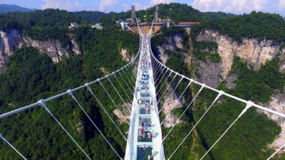 Китай открыл самый длинный в мире стеклянный мост
