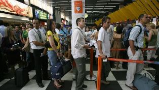 Более сотни пассажиров не могут вылететь рейсами компании "Конвиаса"